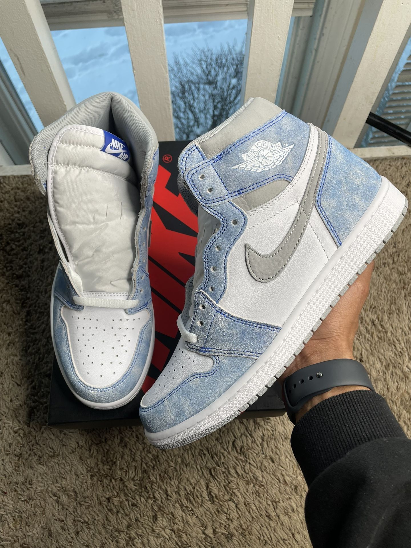 Air Jordan 1 Retro High OG Hyper Royal 