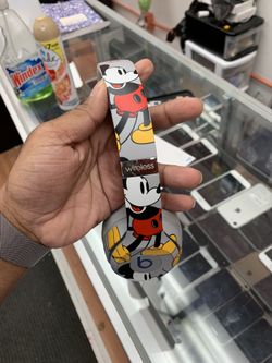 Beats solo 3 wireless Mikey mouse edition