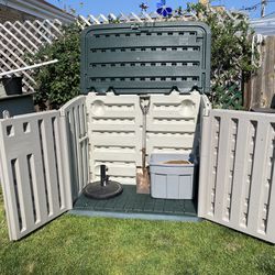 Rubbermaid Large Horizontal Outdoor Storage Shed In Good Condition