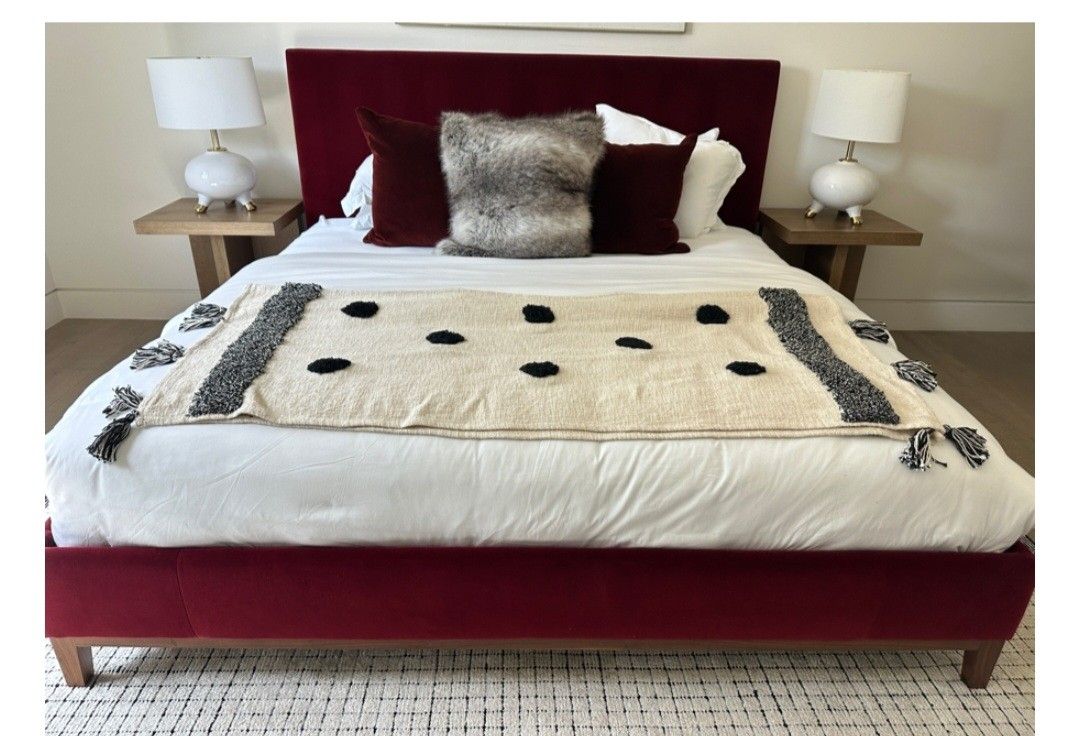 Modani Queen Size Bed And Nightstands