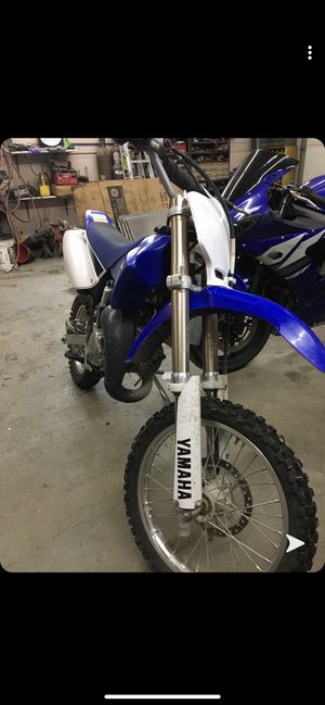 Photo Yamaha 2010 yz 85 new back wheel new radiator and new tires with studs barely ridden 2200 obo