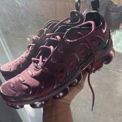 Magenta Nike Vapors Size 9.5 (Excellent Condition)
