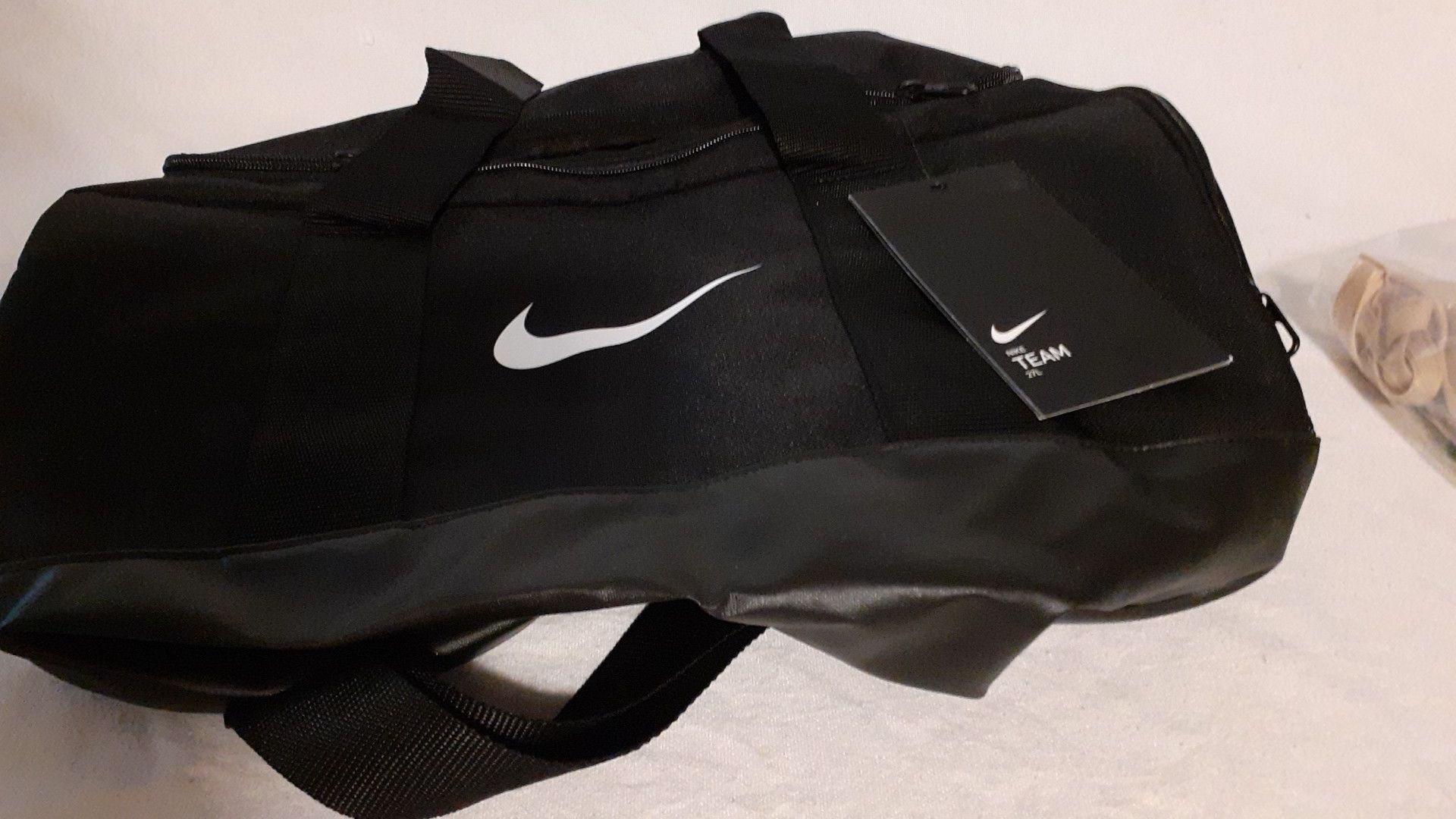 NEW WITH TAGS ADJUSTABLE, SPACIOUS and Dual handle NIKE DUFFLE BAG NUEVA BOLSA DEPORTIVA NIKE CON ETIQUETAS AJUSTABLE Y ESPACIOSA