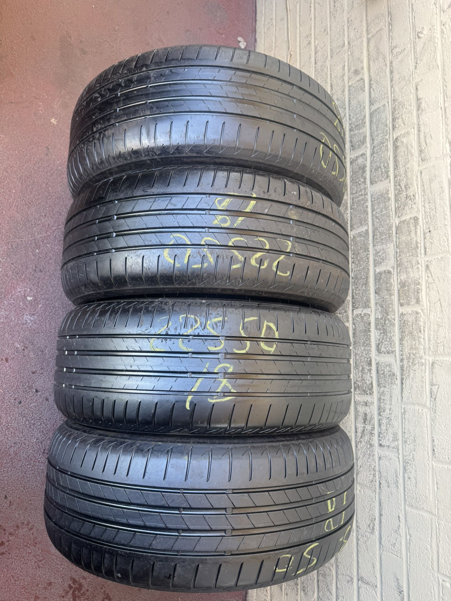 Set of 4 Nice Bridgestone Turanza 225/50/18 (We Install & Balance)