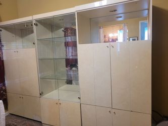 Large Mirrored Display & Storage Cabinet – Glass Shelves & Built-In Lighting