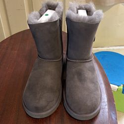 UGG BOOTS SIZE 6 In Youths, Size 8 In Women