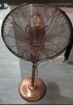 Brand new rose gold very powerful holmes standing fan.  ( only used 1 time ).