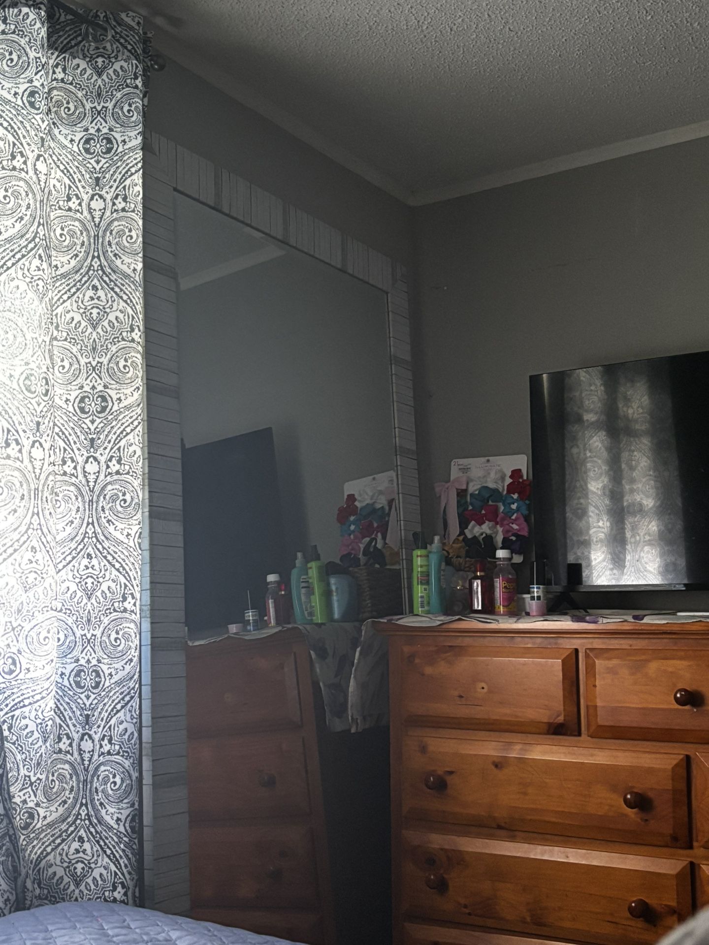 se vende juegos de sofás y un espejo Graden