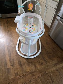 Fisher-Price Baby Bedside Sleeper Soothing Motions Bassinet