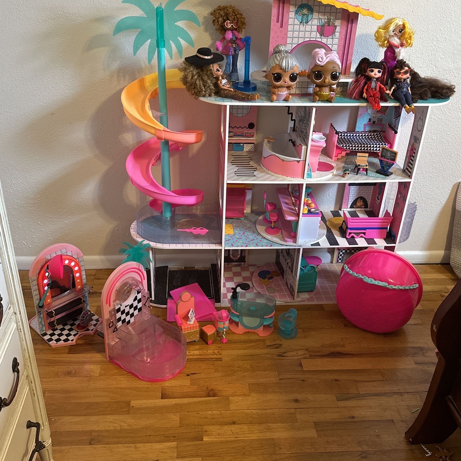 OMG & LOL Doll House And Spa Set OMG Dolls