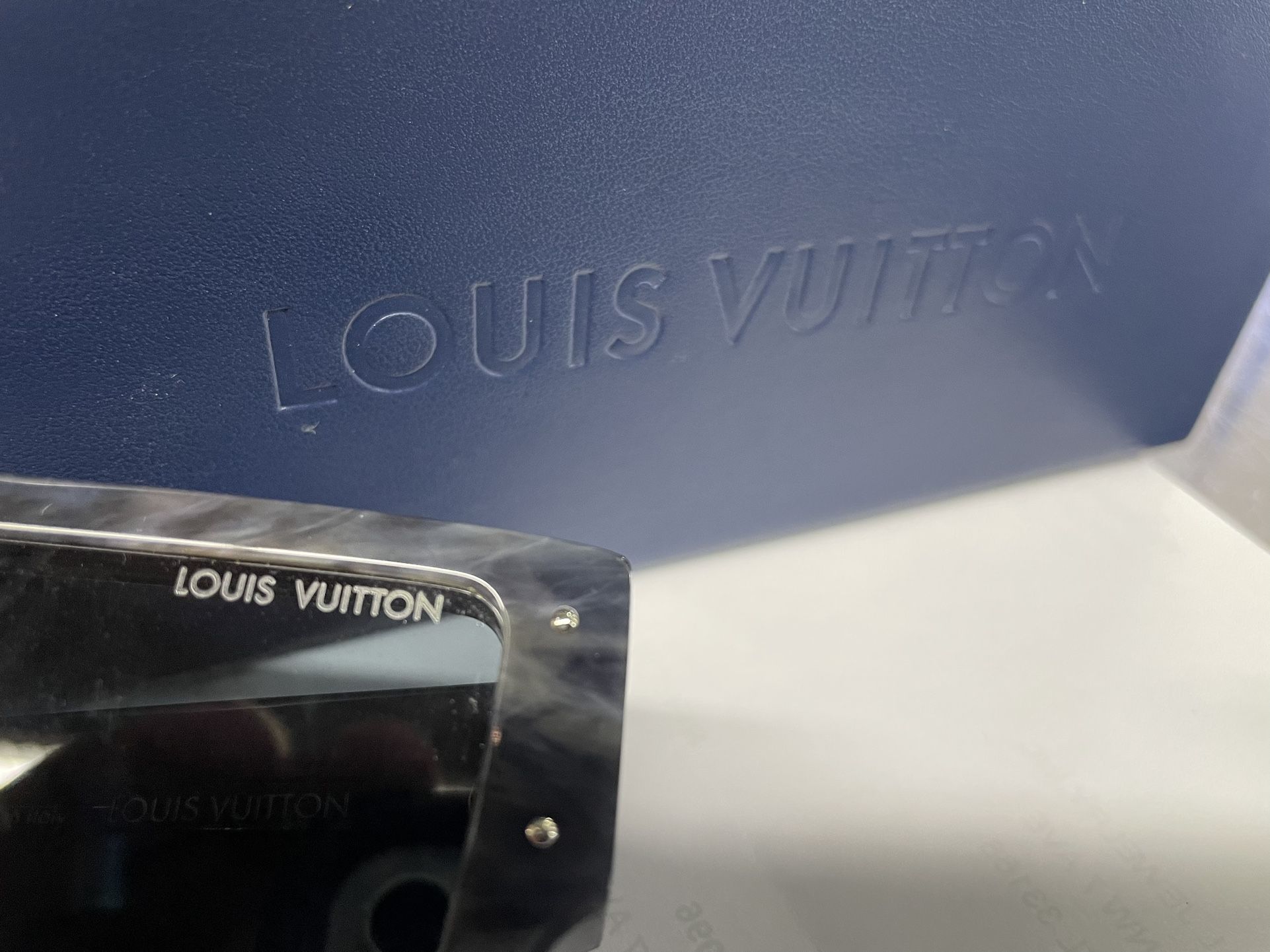 Like NEW LOUIS VUITTON MODEL: Z1789W Cyclone Grey Marble Sunglasses