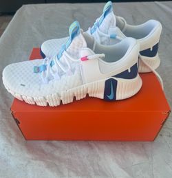 Nike - Women Size 9-NEW