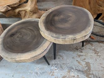 Two nesting coffee tables d23" d21"