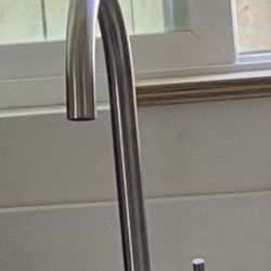 Kitchen Faucet ( Brand New)