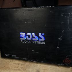 BOSS 2000 Watts Maximum Power Amplifier 
