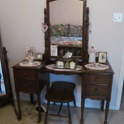 Antique Vanity ( Part Of A Set) Very good condition)