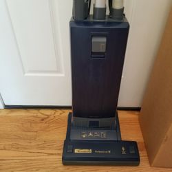 NEW  Cond  KENMORE VACUUM WITH COMPLETE ATTACHMENTS  , AMAZING POWER SUCTION  , ALL ACCESSORIES  , ATTACHMENT  , WORKS EXCELLENT  IN THE BOX 