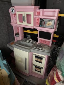 Step 2 Great Gourmet Soft Pink Toddler Kitchen.