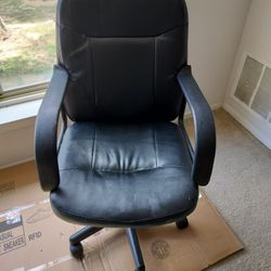 Desk Chair $40 If Ad Is Listed It's Still Available NE Philly 