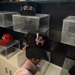 31 HATS WITH LOVE “XOXO”