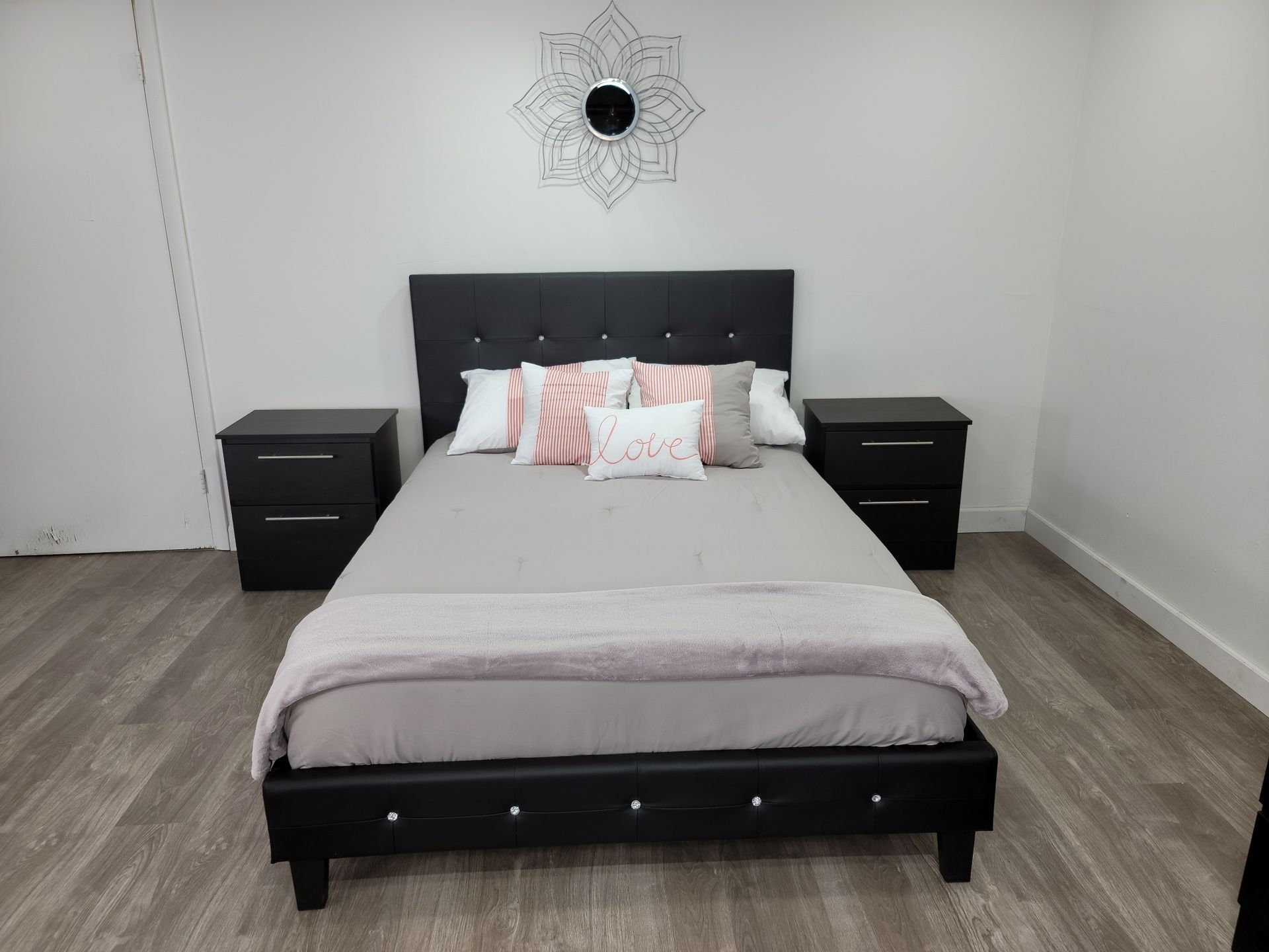 QUEEN BED WITH MATTRESS AND NIGHSTANDS CAMA QUEEN CON...