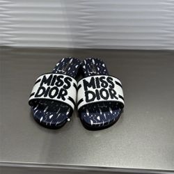 Fashionable printed flip-flops