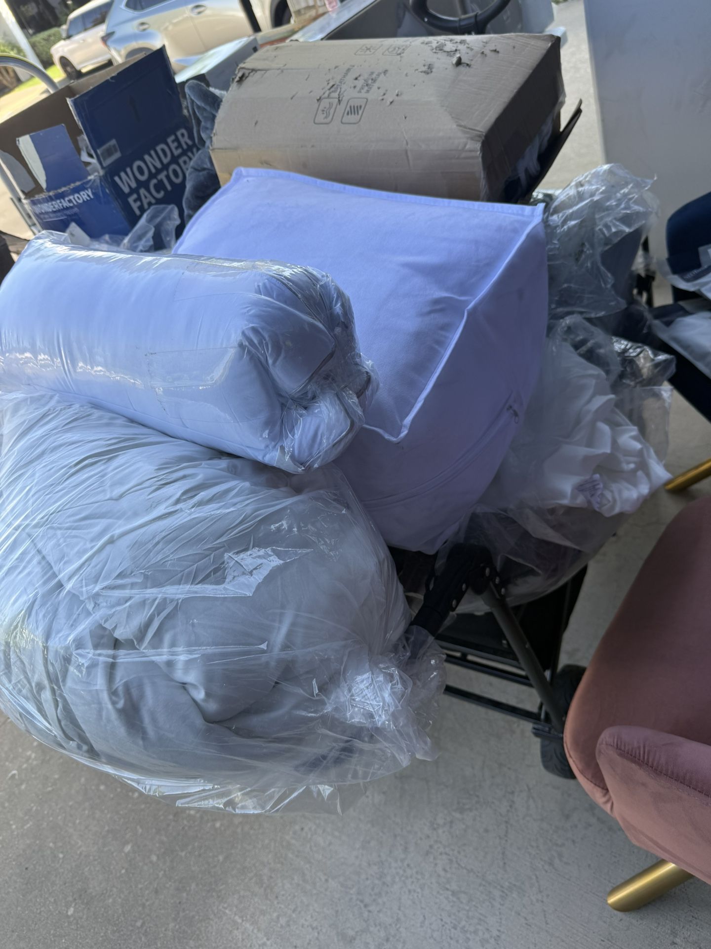 Bedding. Quilt. Blanket.