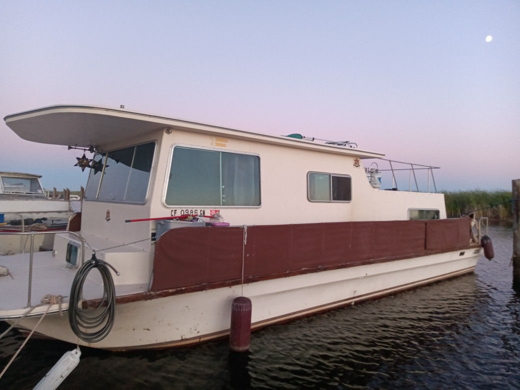1979 Harbor Master 40 Ft. Houseboat