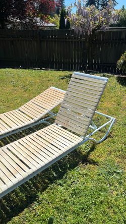 (2) adjustable lawn chairs
