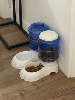 Pet feeder NEW IN BOX / auto dispense food and water.