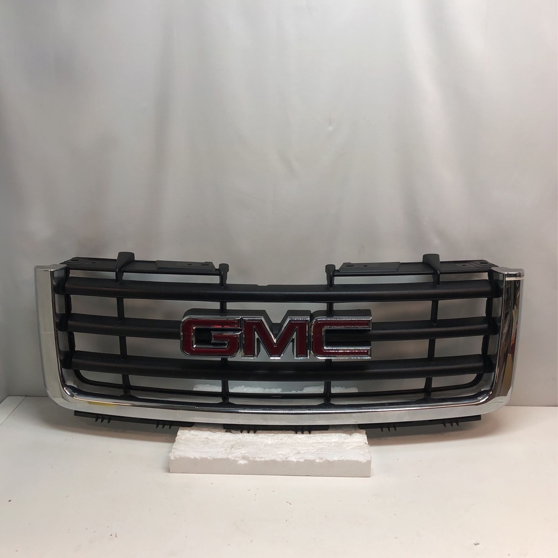 2007-2013 GMC Sierra 1500 Grille OEM 