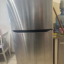  LG 20 Cu. Ft Top Freezer Refrigerator