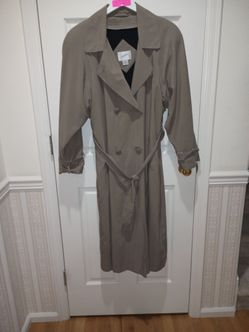 Ladies Size 10, High Quality, my Light Weight,  Zip Out Lined  Trench Coat