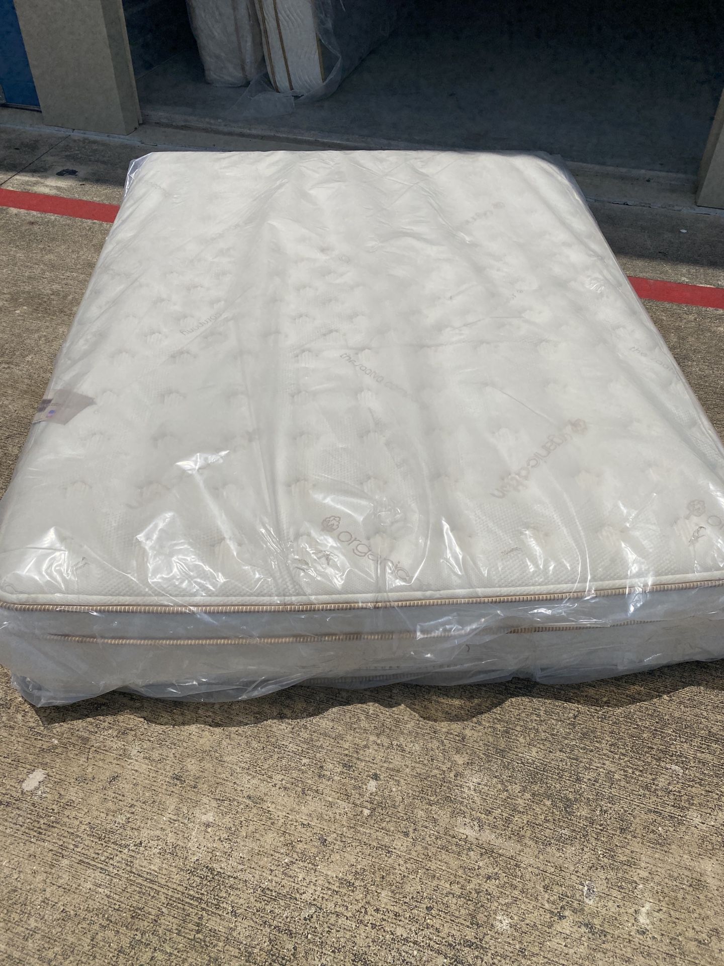 Overstock Display Queen Luxury Hybrid Mattress for Sale in San Antonio