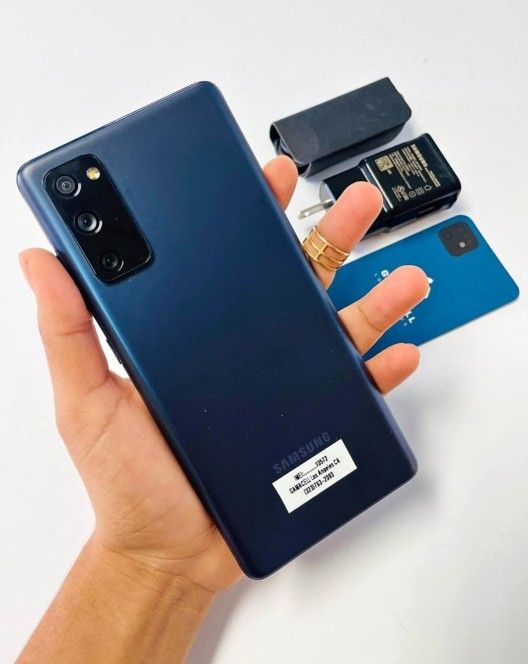 Samsung Galaxy S20FE, Factory Unlocked, Excellent Condition. Like New