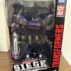 TRANSFORMERS WFC SIEGE LEADER SHOCKWAVE