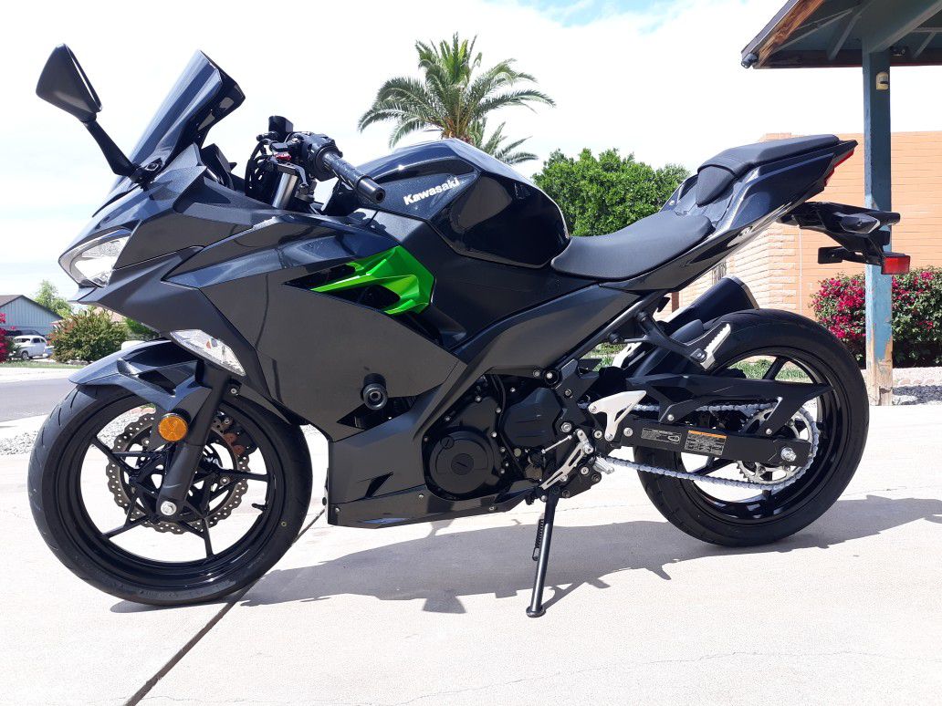 2022 Kawasaki Ninja  400 with 1,186 Org Miles