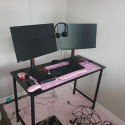 2 Monitor desktop Computer With Camera And Headphones 