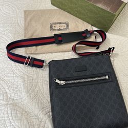 GG BLACK MESSENGER GUCCI BAG 