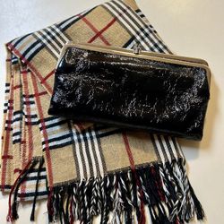 HOBO Lauren Black Patent Leather Kissed Lock Magnetic closure Big Wallet Clutch