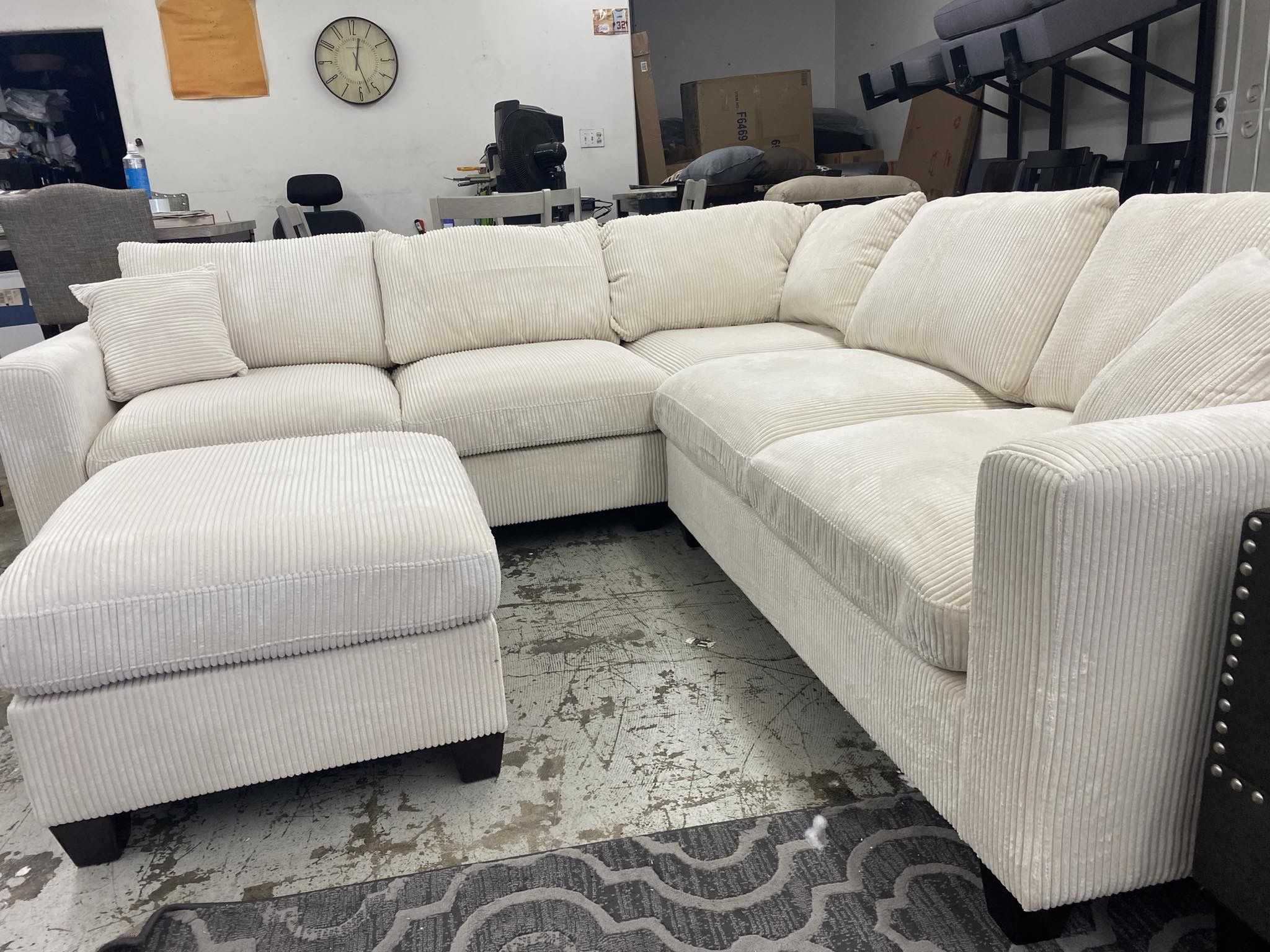 New Off White Sectional Couch! Includes Free Delivery 🚚!