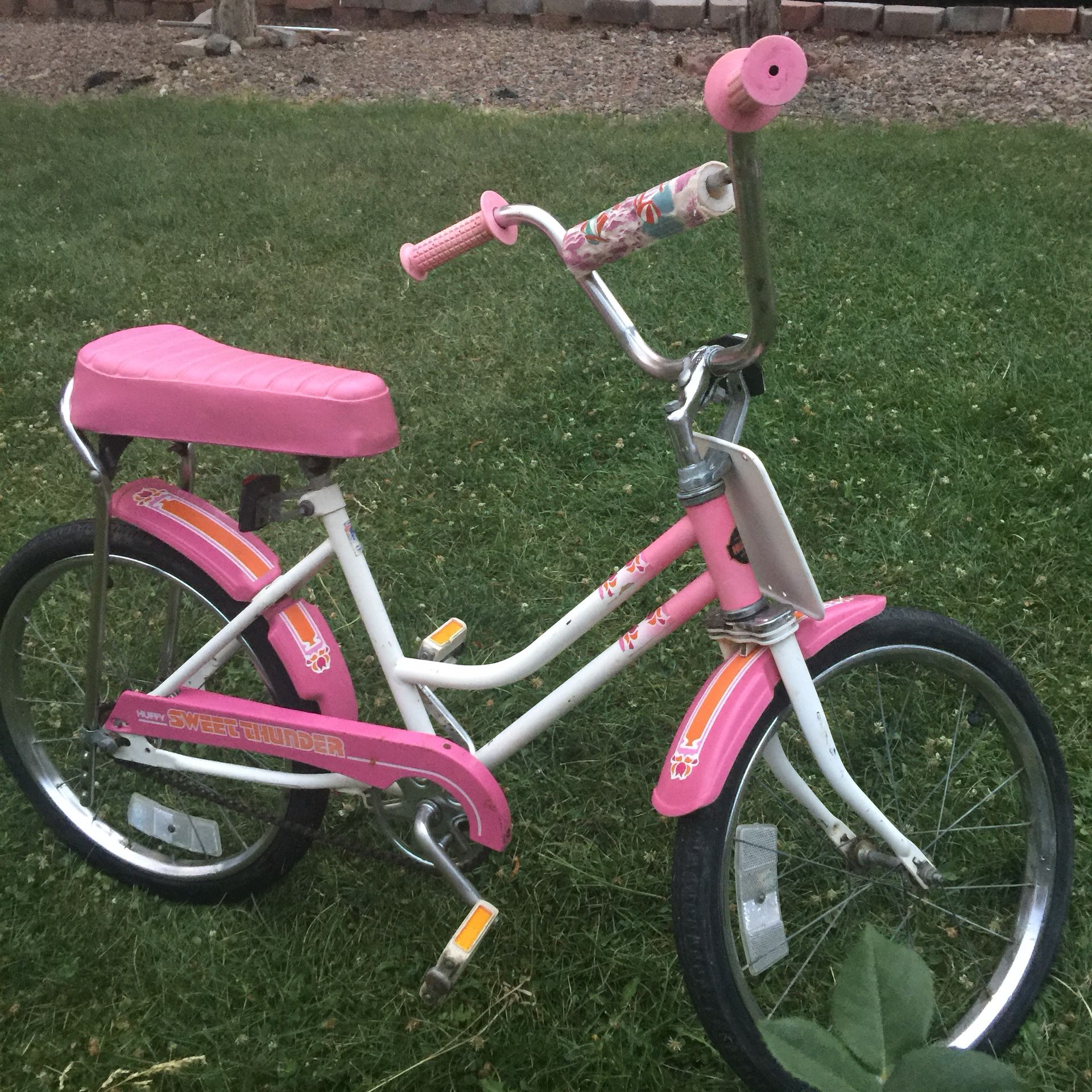 Vintage Pink & White Huffy Sweet Thunder 20” Girl’s bike bicycle