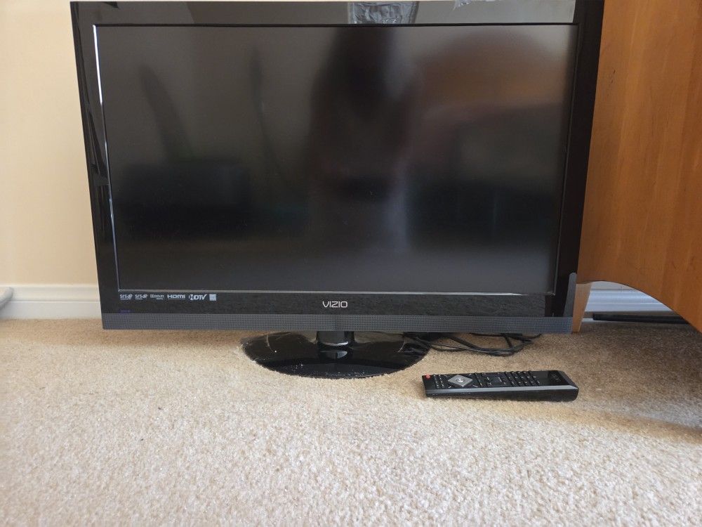 31" VIZIO TV WITH REMOTE 
