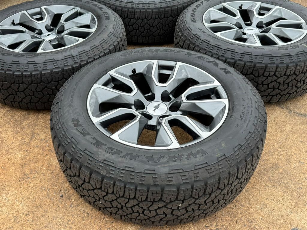 NEW 20" OEM 2025 Chevy Silverado Wheels Tahoe rims Goodyear A/T 275/60/20