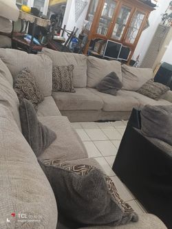 Big XXL sectional 3 pc U shape for 185 no holds need gone and need the space