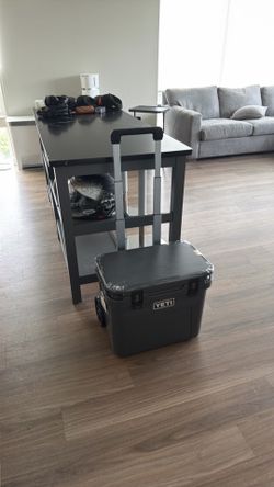 YETI Roadie 32 Wheeled Cooler – Brand New (Charcoal)