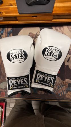 Cleto Reyes boxing gloves