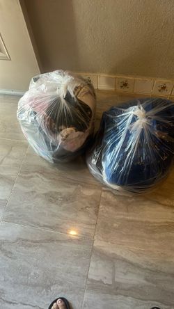 Una Bolsa De Sudaderas Y Una De Ripa De Todo Un Poco Buenas Condiciones Las 2 Por $25