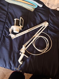 White USB Gaming Microphone with Boom Arm