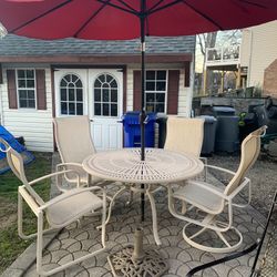 High End Tropitone Patio set. Table, four chairs And Umbrella Base All In Great Condition 